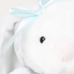 Hedda é uma coelhinha de peluche suave e amorosa, com vestido removível. O presente perfeito para crianças, batizados e momentos especiais.