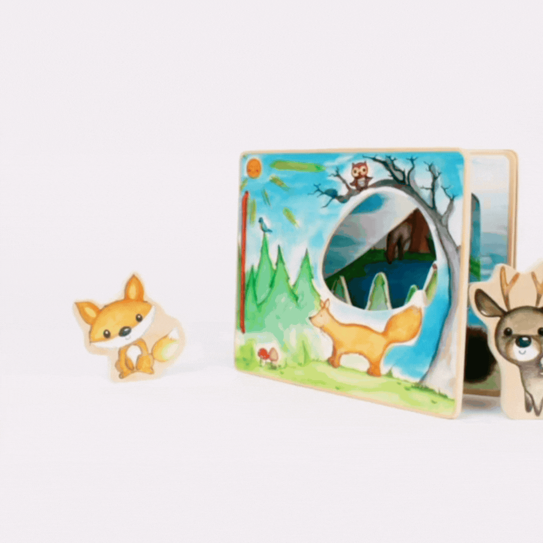 Livro interativo em madeira FSC® com animais da floresta. Estimula imaginação, motricidade fina e storytelling através de ilustrações e peças em madeira.