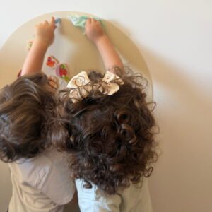 Ultra-thin, self-adhesive magnetic board for children. Safe, reusable and ideal for creativity, learning and magnetic play.