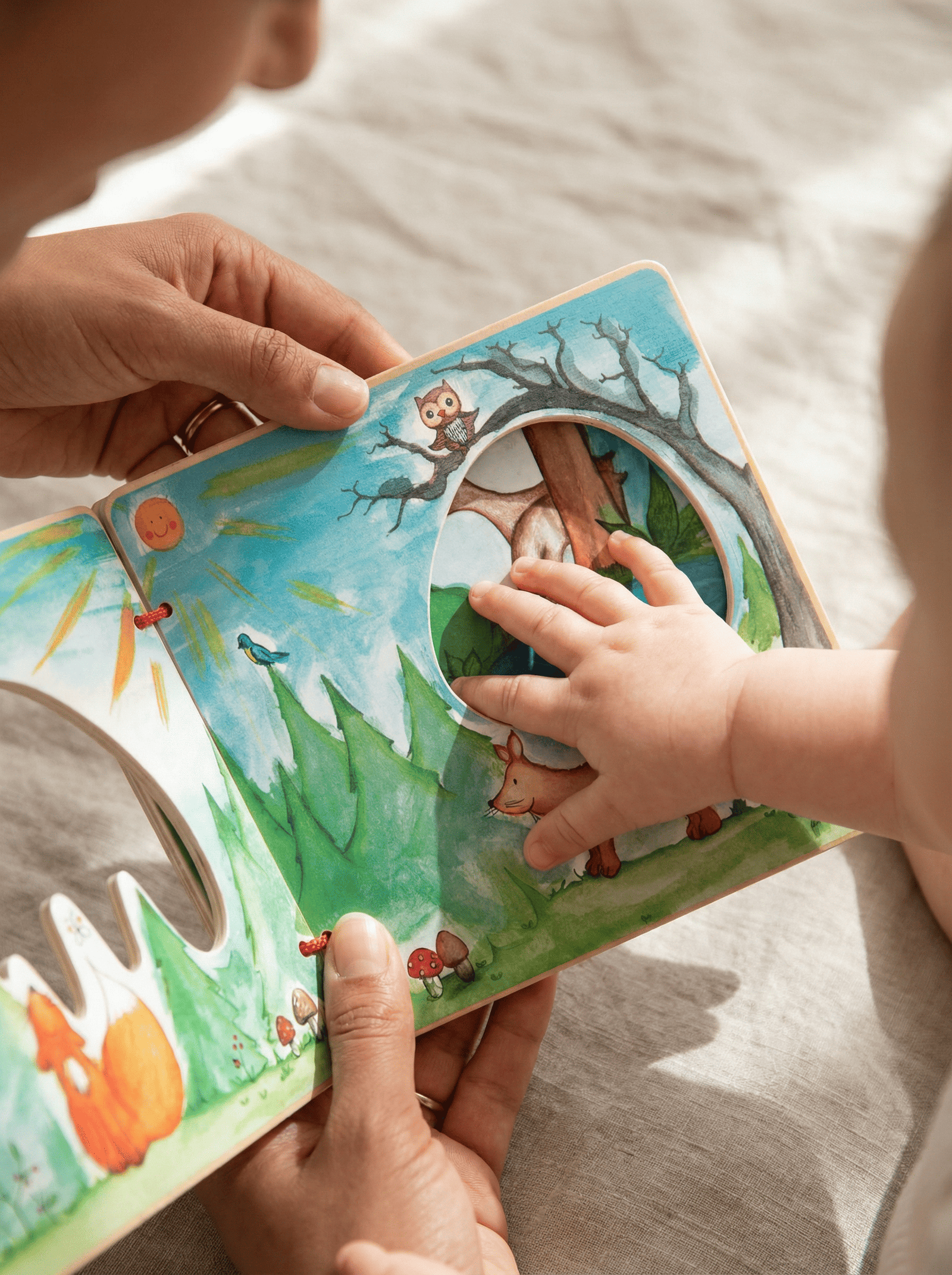 Livro interativo em madeira FSC® com animais da floresta. Estimula imaginação, motricidade fina e storytelling através de ilustrações e peças em madeira.