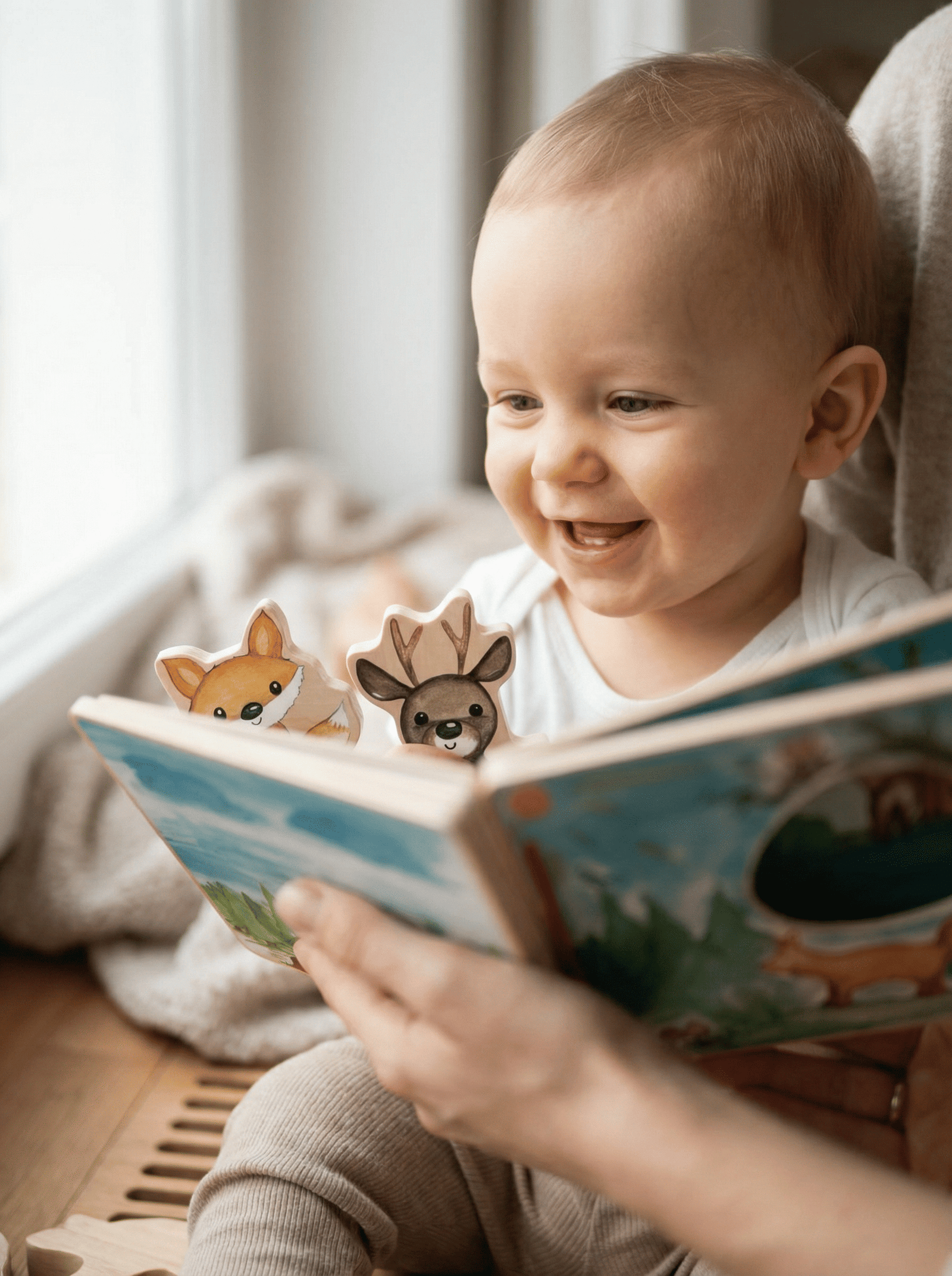 Livro interativo em madeira FSC® com animais da floresta. Estimula imaginação, motricidade fina e storytelling através de ilustrações e peças em madeira.