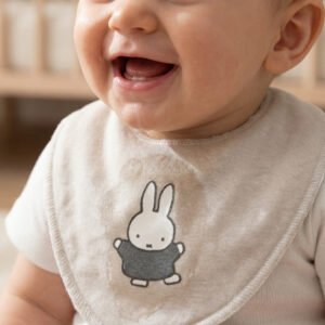 Babete de baba Miffy em algodão macio de dupla camada. Absorvente, confortável e ajustável. Ideal para refeições, brincadeiras e dentição.