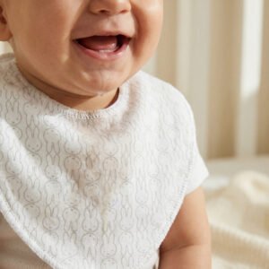 Babete Miffy dribble em algodão macio de dupla camada. Super absorvente, ideal para dentição e uso diário. Confortável e ajustável.