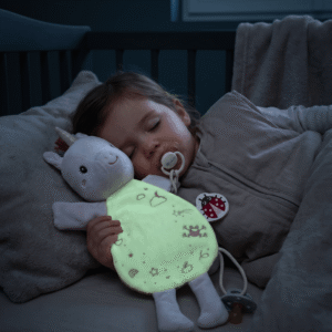 Plush baby puppet that glows in the dark. Soft, comforting, and with a pacifier loop. Ideal from birth.