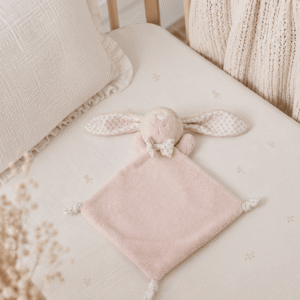 Doudou conejo suave con doble cara en tejido estampado y coralina. Ideal para reconfortar y acompañar al bebé desde el nacimiento
