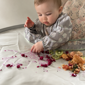 Kit Ultimate Baby Led Weaning Tidy Tot com 3 babetes integrais, tabuleiro sensorial e colher de silicone. Ideal para BLW, reduz desperdício alimentar e facilita a limpeza.