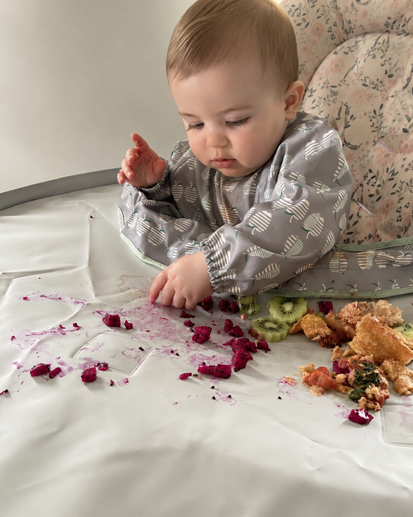 Kit Ultimate Baby Led Weaning Tidy Tot com 3 babetes integrais, tabuleiro sensorial e colher de silicone. Ideal para BLW, reduz desperdício alimentar e facilita a limpeza.