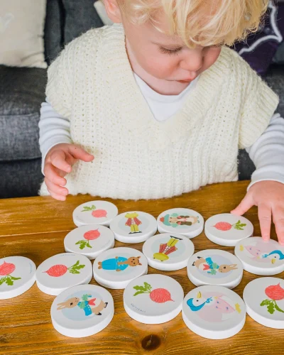 Jogo de memória Peter Rabbit com peças de madeira FSC e saco de arrumação. Brinquedo educativo que desenvolve memória e concentração.