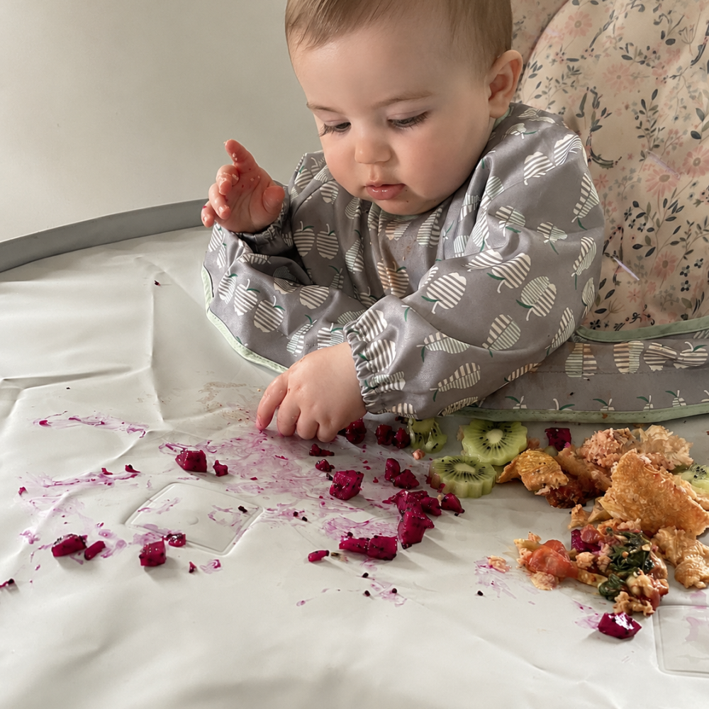 Kit Ultimate Baby Led Weaning Tidy Tot com 3 babetes integrais, tabuleiro sensorial e colher de silicone. Ideal para BLW, reduz desperdício alimentar e facilita a limpeza.